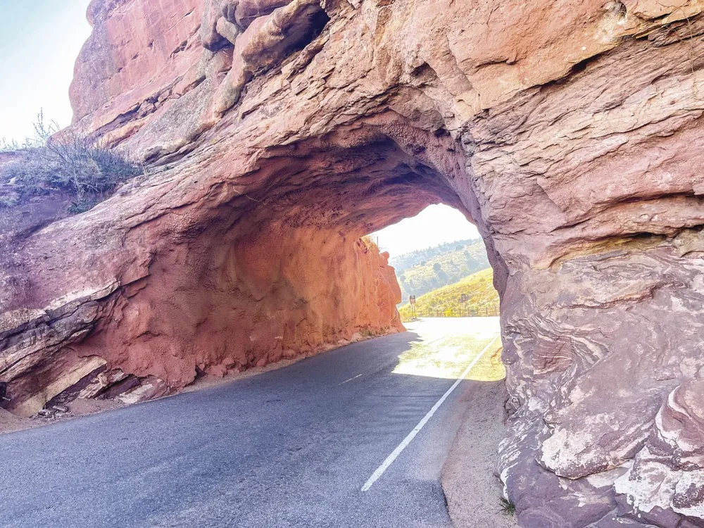 Cổng vòm đá đỏ dẫn vào nhà hát Red Rocks Amphitheate.