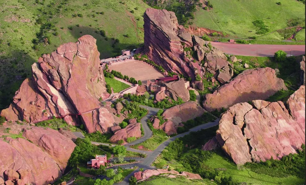 Toàn cảnh ngọn núi đá Ship Rock nhìn từ trên cao.