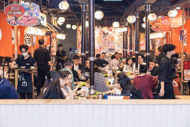 Tranh thủ liên hoan dịp cuối năm, khách hàng lựa chọn ăn tiệc ngay tại vô số gian hàng ẩm thực trong TTTM Tranh thủ liên hoan dịp cuối năm, khách hàng lựa chọn ăn tiệc ngay tại vô số gian hàng ẩm thực trong TTTM