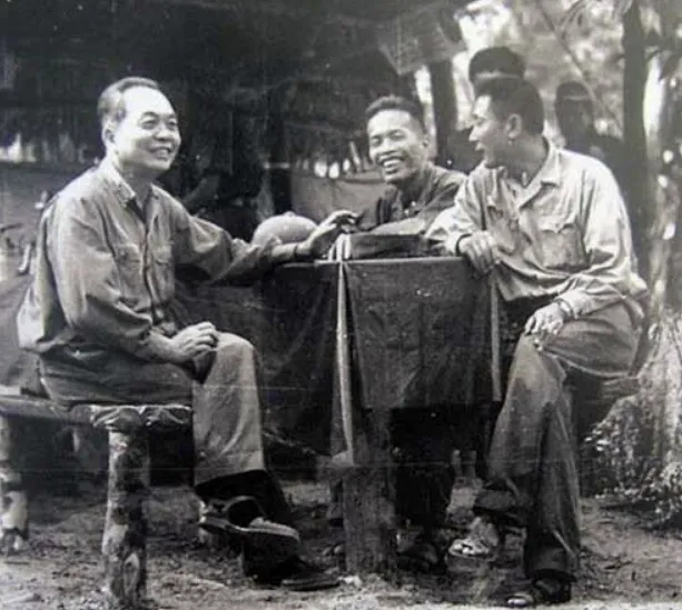 Đại tướng Võ Nguyên Giáp cùng Tư lệnh Binh đoàn Trường Sơn Đồng Sỹ Nguyên và Chính ủy Đặng Tính tại căn cứ của Bộ Tư lệnh Trường Sơn khi Đại tướng có cuộc thị sát chiến trường Trường Sơn. Ảnh Tư liệu