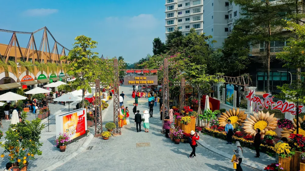Phố đi bộ Pont de Long Bien là điểm hẹn vui chơi – giải trí – văn hóa – sáng tạo của người dân nói chung, giới trẻ nói riêng. Ảnh: Home Hanoi Xuan