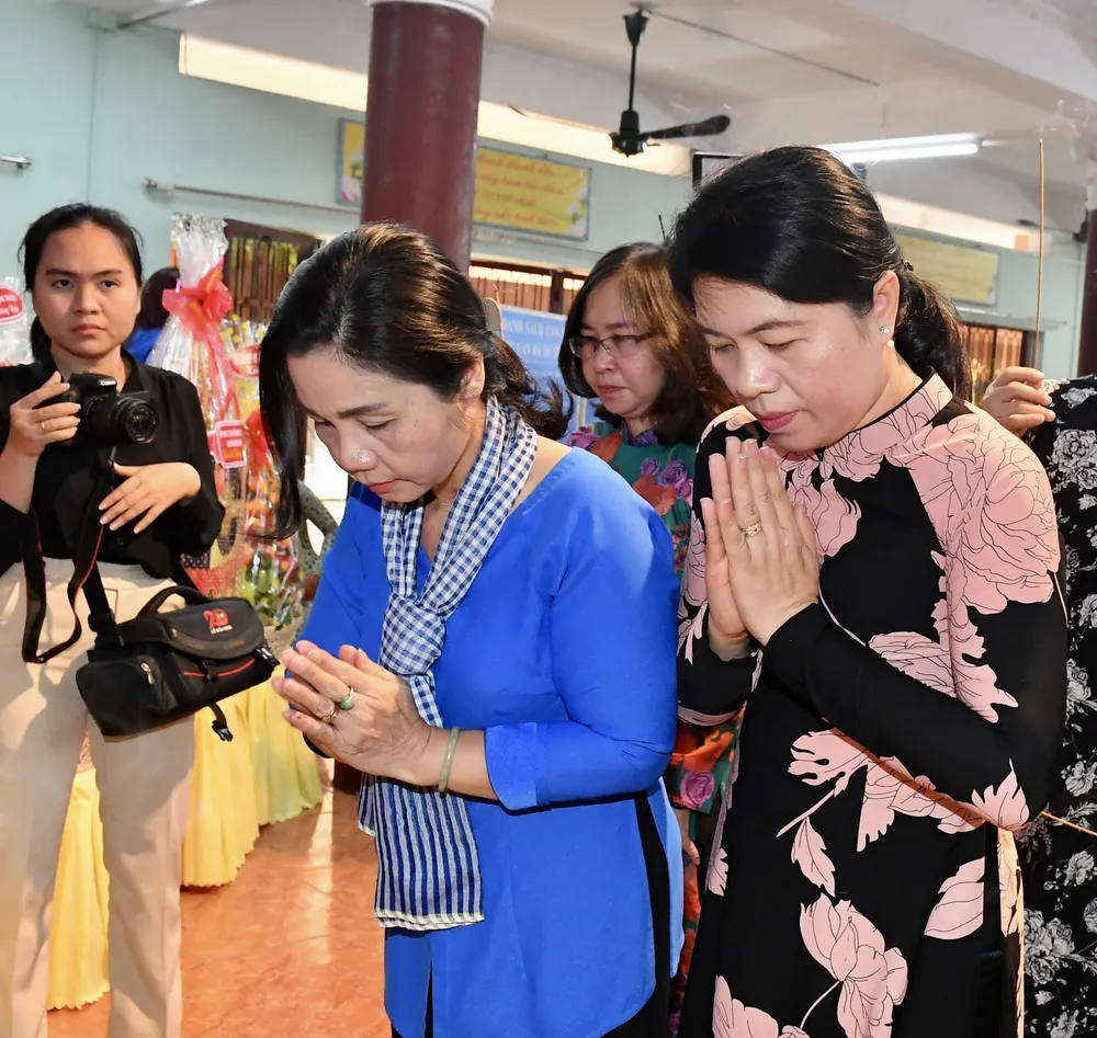 Chủ tịch Hội Liên hiệp Phụ nữ TPHCM Nguyễn Trần Phượng Trân dâng hương tại Lễ tưởng niệm. Ảnh: VIỆT DŨNG