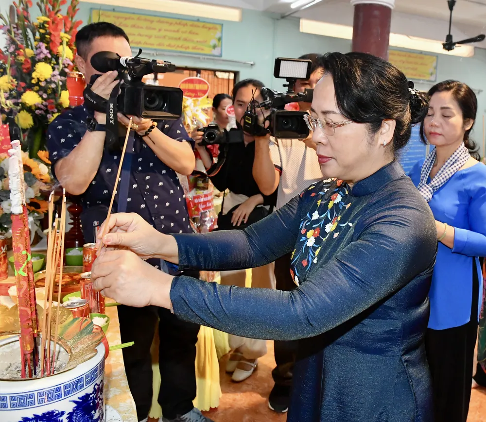 Chủ tịch Ủy ban MTTQ Việt Nam TPHCM Trần Kim Yến dâng hương tại Lễ tưởng niệm. Ảnh: VIỆT DŨNG