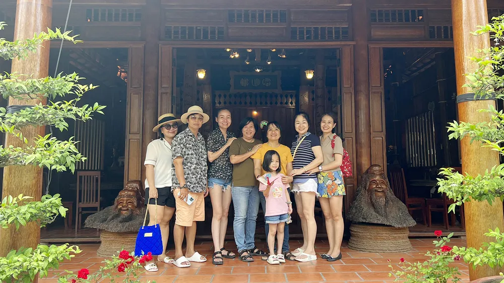 Du khách chụp ảnh lưu niệm khi đến tham quan Nhà dừa - Coco Home Du khách chụp ảnh lưu niệm khi đến tham quan Nhà dừa - Coco Home