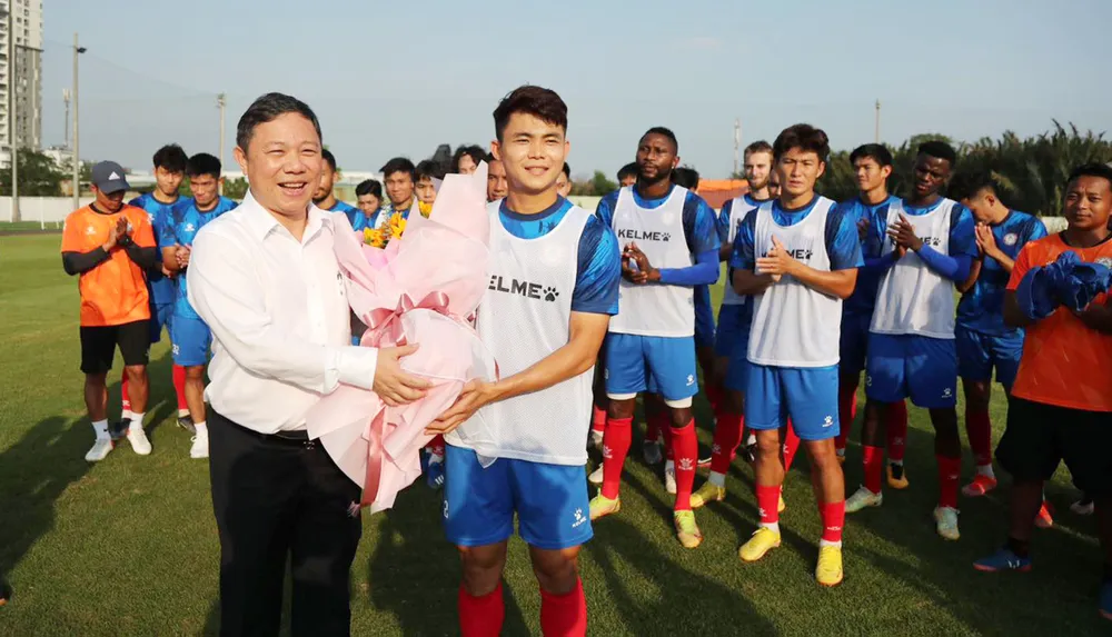 Phó Chủ tịch UBND TPHCM Dương Anh Đức đến thăm và động viên CLB TPHCM trước thềm mùa bóng mới. Ảnh: THANH QUỐC