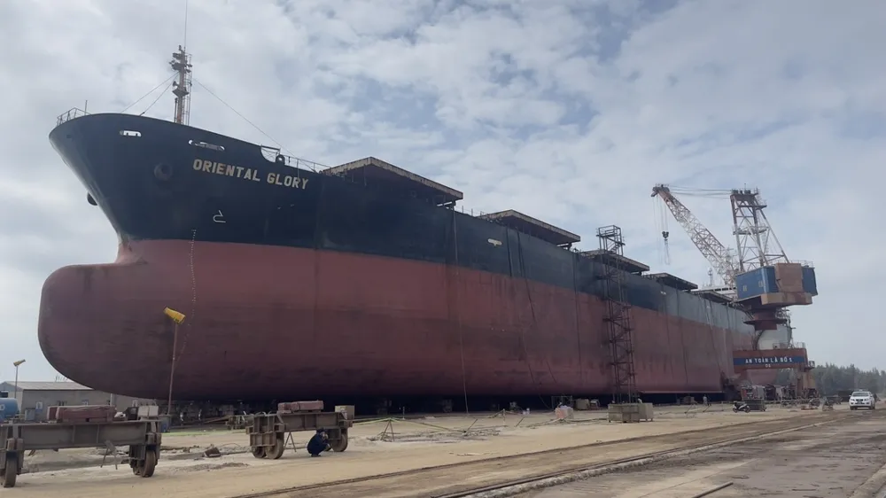 Tàu Oriental Glory đang được sửa chữa tại Công ty Cổ phần đóng tàu Nosco ShipYard (xã Tiền Phong, thị xã Quảng Yên, tỉnh Quảng Ninh). Ảnh: VOV