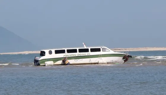 Chiếc ca nô bị lật trên biển Cửa Đại (TP Hội An) khiến 17 người tử vong. Ảnh: NGUYỄN CƯỜNG