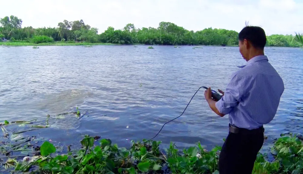 Kiểm tra nồng độ mặn trên sông Cái Lớn nơi giáp ranh giữa Kiên Giang và Hậu Giang. Ảnh: CAO PHONG