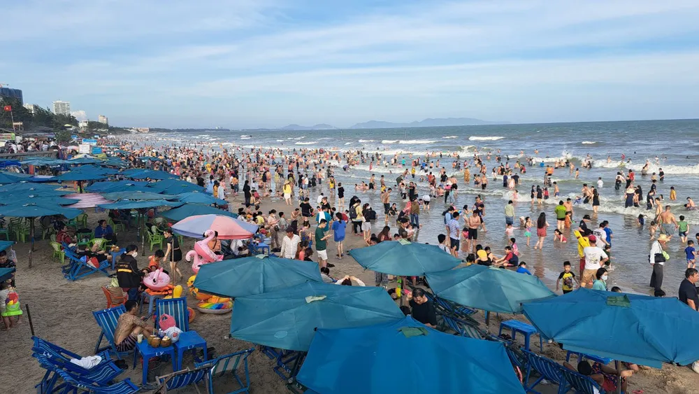 Du lịch Vũng Tàu được dự đoán sẽ tăng tốc mạnh khi có cao tốc Biên Hòa - Vũng Tàu. (Ảnh: Du khách vui chơi tại Vũng Tàu mùng 2 Tết Quý Mão)