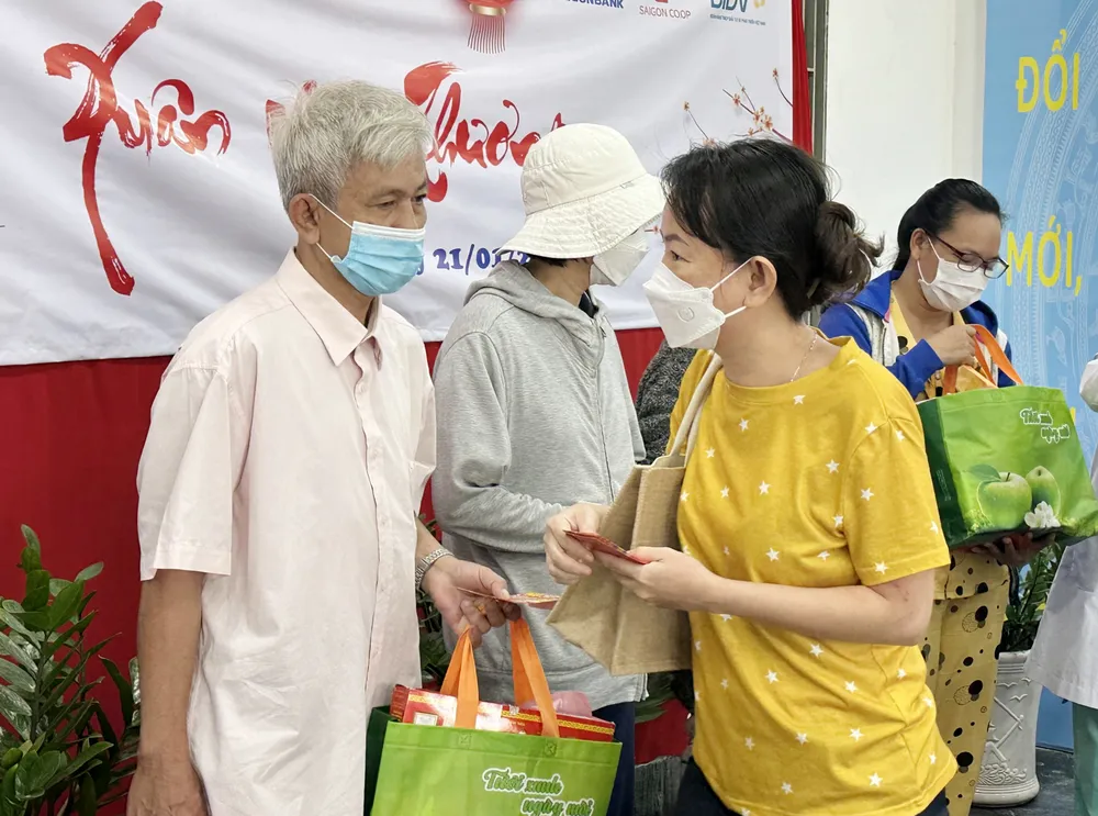 Tặng quà cho các bệnh nhân trong ngày 30 tết tại Bệnh viện Nhân dân Gia Định (quận Bình Thạnh) Tặng quà cho các bệnh nhân trong ngày 30 tết tại Bệnh viện Nhân dân Gia Định (quận Bình Thạnh)