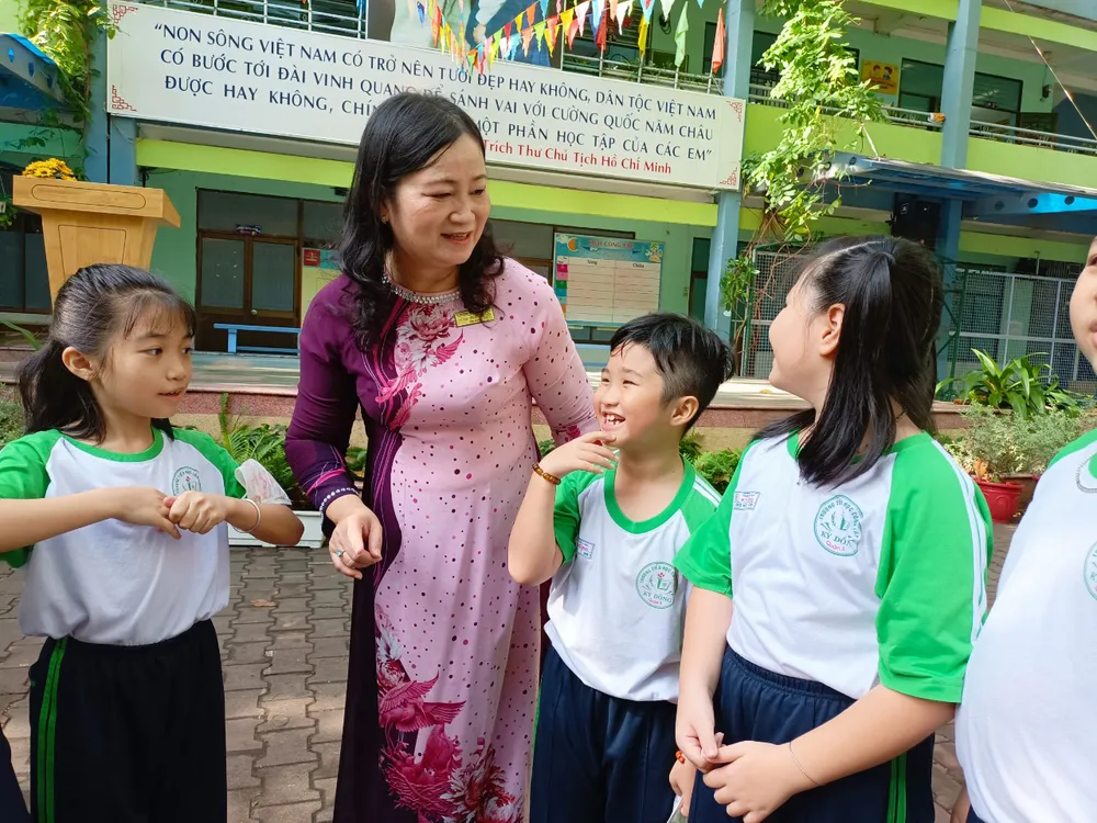 Học sinh Trường Tiểu học Kỳ Đồng (quận 3, TPHCM) trong một hoạt động trong giờ ra chơi Học sinh Trường Tiểu học Kỳ Đồng (quận 3, TPHCM) trong một hoạt động trong giờ ra chơi