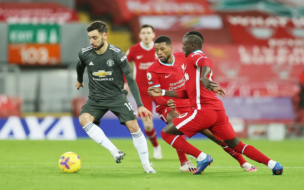 Cầu thủ Bruno Fernandes (trái, Man.United) nỗ lực vượt qua các cầu thủ Liverpool ở mùa giải năm ngoái