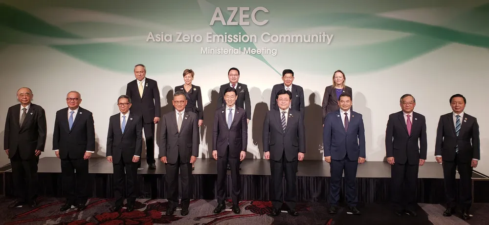 Phó Thủ tướng Trần Hồng Hà (bìa phải) cùng các trưởng đoàn tham dự Hội nghị Bộ trưởng AZEC. Ảnh: TTXVN