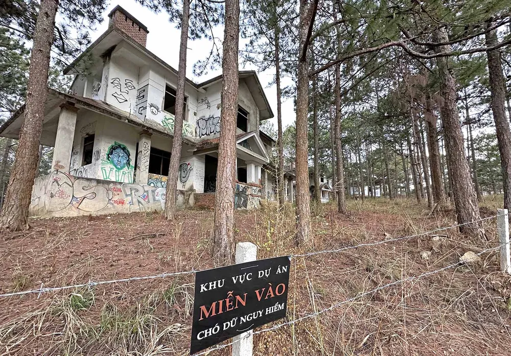 Một dự án được chấp thuận chủ trương đầu tư, xây dựng từ lâu, nhưng hiện bỏ hoang (cạnh đường Hoa Phượng Tím)