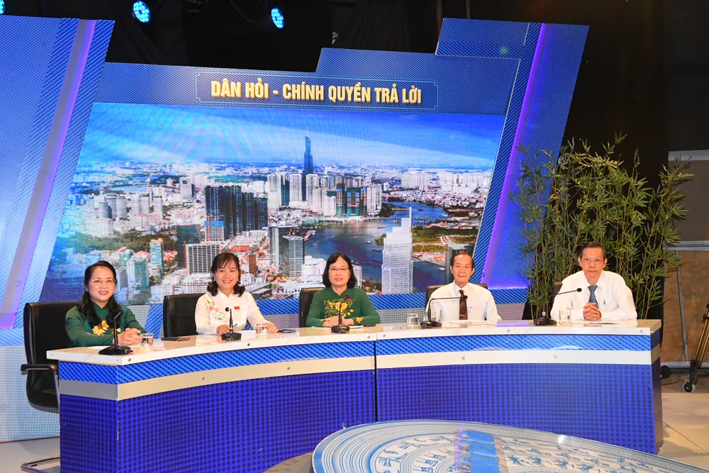 Chủ tịch Ủy ban MTTQ Việt Nam TPHCM Trần Kim Yến cùng các đại biểu dự chương trình Dân hỏi-Chính quyền trả lời. Ảnh: VIỆT DŨNG