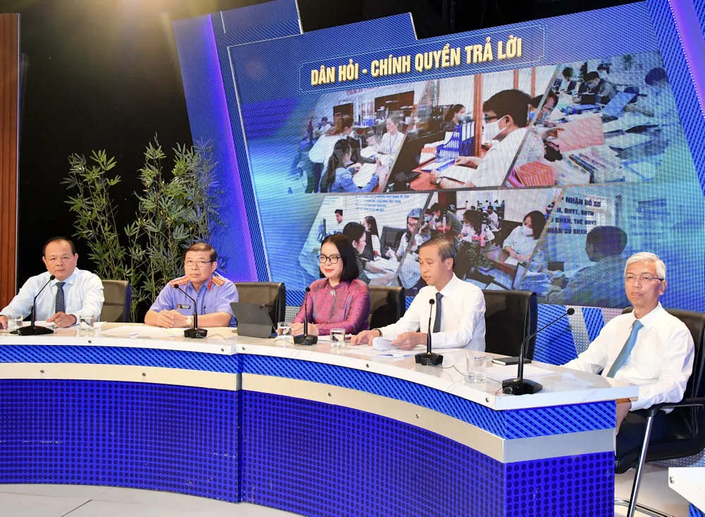 Phó Chủ tịch UBND TPHCM Võ Văn Hoan cùng lãnh đạo sở ngành tại chương trình Dân hỏi-Chính quyền trả lời, ngày 12-3. Ảnh: VIỆT DŨNG