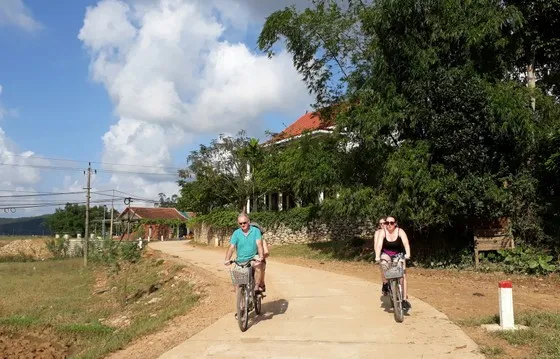 Du khách quốc tế đạp xe khám phá làng quê Quảng Bình