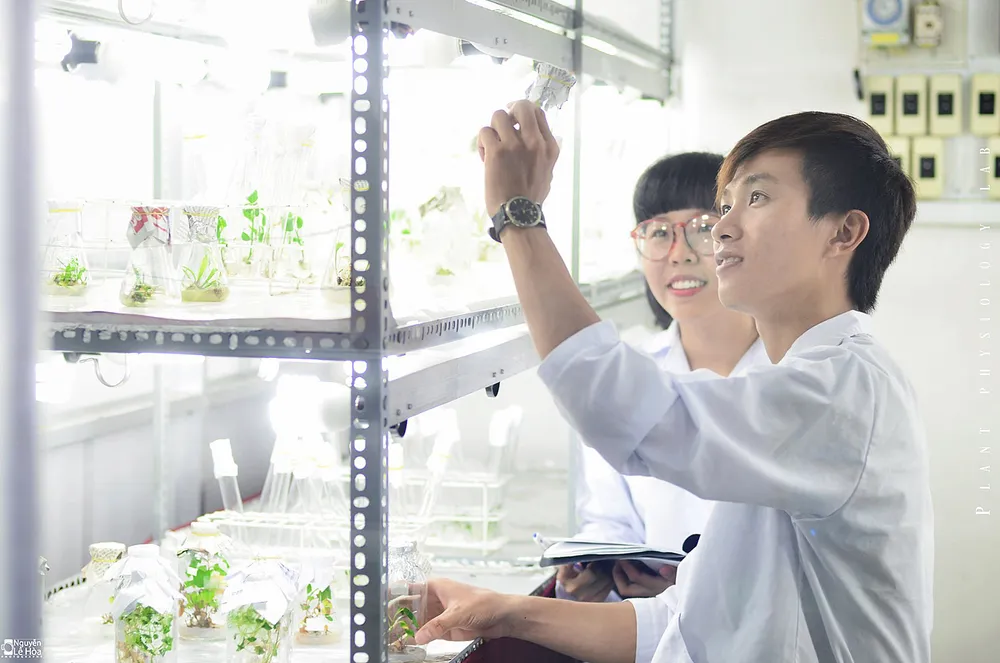 Sinh viên ngành Sinh học, Trường ĐH Khoa học Tự nhiên (ĐH Quốc gia TPHCM) trong giờ thực hành