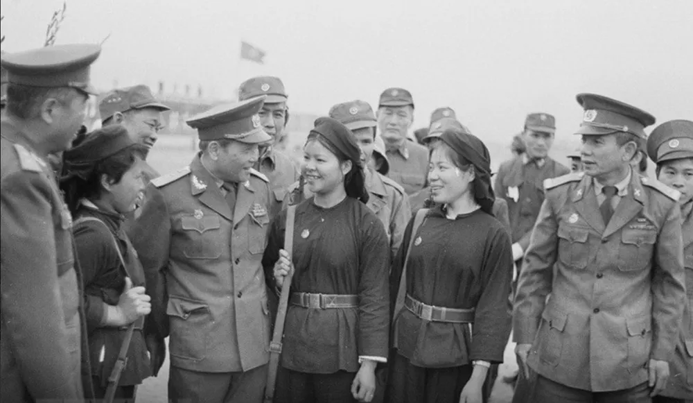 Đại tướng Chu Huy Mân nói chuyện với các nữ dân quân dân tộc Tày ở Lạng Sơn, năm 1984. Ảnh: Tư liệu