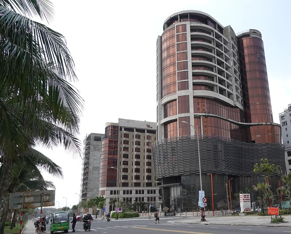 Hàng loạt khách sạn nằm ở vị trí đắc địa tại lối ra vào khu du lịch An Thượng (TP Đà Nẵng) đã đóng cửa 2 năm. Ảnh: XUÂN QUỲNH