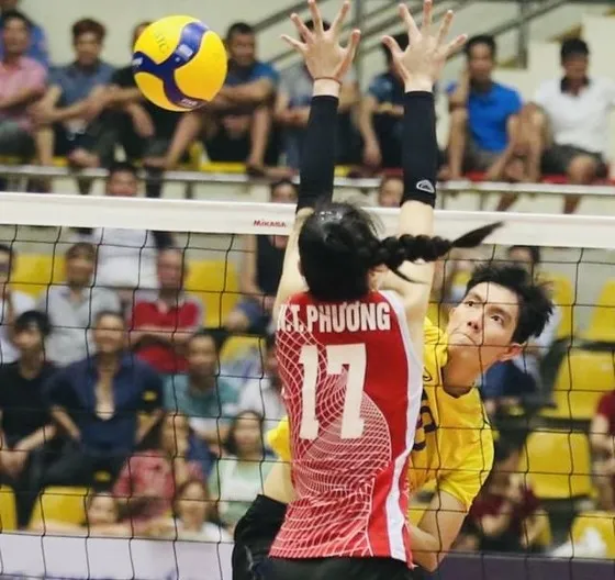 Bích Tuyền (vàng) chơi xuất sắc để vượt các cầu thủ hàng chắn của Bộ tư lệnh Thông tin ghi điểm. Ảnh: T.THẢO