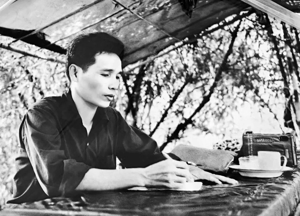 Đồng chí Nguyễn Văn Luân lúc làm việc tại căn cứ, lãnh đạo quân dân Củ Chi trong kháng chiến