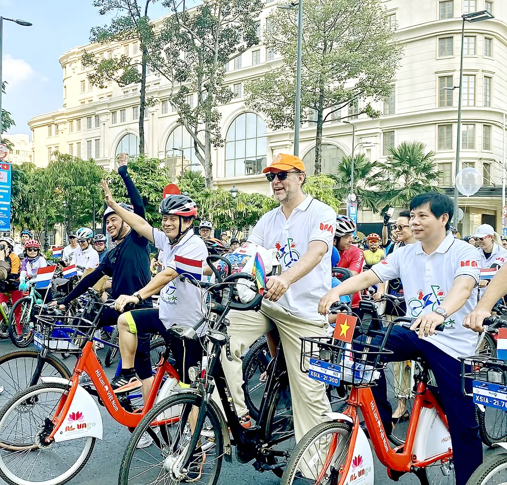 Chủ tịch Hội Hữu nghị Việt Nam - Hà Lan TPHCM Trần Trọng Dũng (thứ 2 từ trái sang) và Tổng Lãnh sự Hà Lan tại TPHCM Daniel Stork dẫn đầu đội hình đạp xe. Ảnh: THANH HẰNG