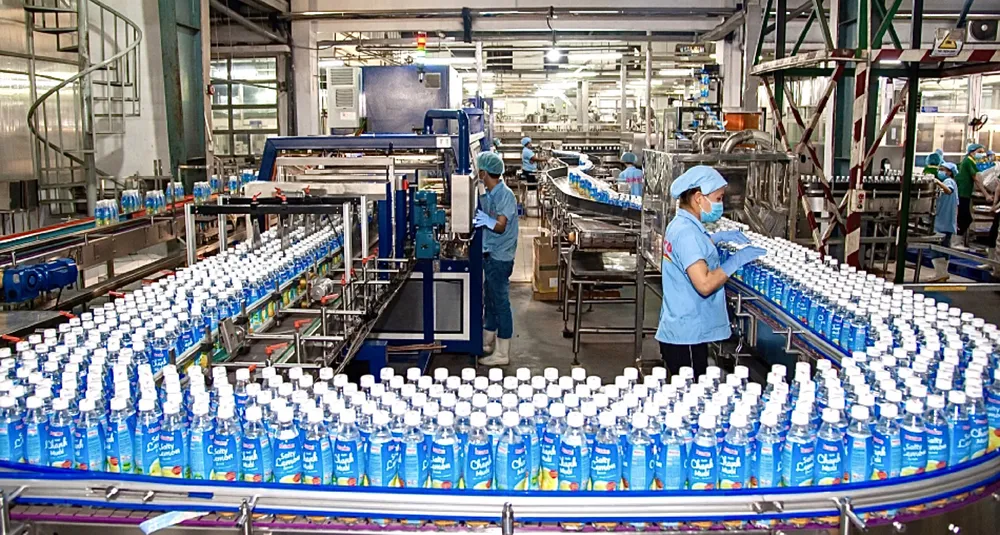 Dây chuyền sản xuất nước giải khát của một doanh nghiệp tại TPHCM. Ảnh: HOÀNG HÙNG