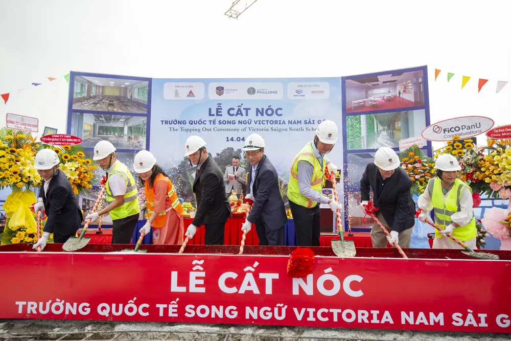 Các đại biểu thực hiện nghi thức lễ cất nóc. Ảnh: Victoria Saigon South School