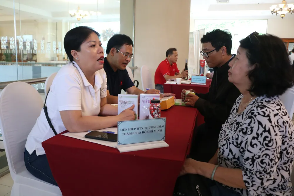 Đại diện Saigon Co.op hướng dẫn các doanh nghiệp, HTX khu vực duyên hải Nam Trung bộ cách thức đưa hàng vào siêu thị Co.opmart