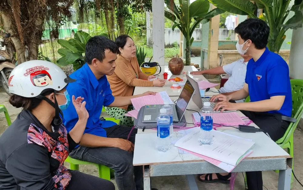 Nhân viên Xí nghiệp Cấp nước Cần Giờ về tận các ấp tại xã Lý Nhơn hỗ trợ người dân làm thủ tục gắn mới đồng hồ nước