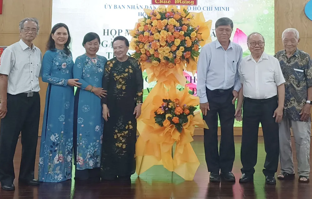 Lãnh đạo Sở GD-ĐT TPHCM tặng hoa chúc mừng lãnh đạo Hội Cựu giáo chức TPHCM