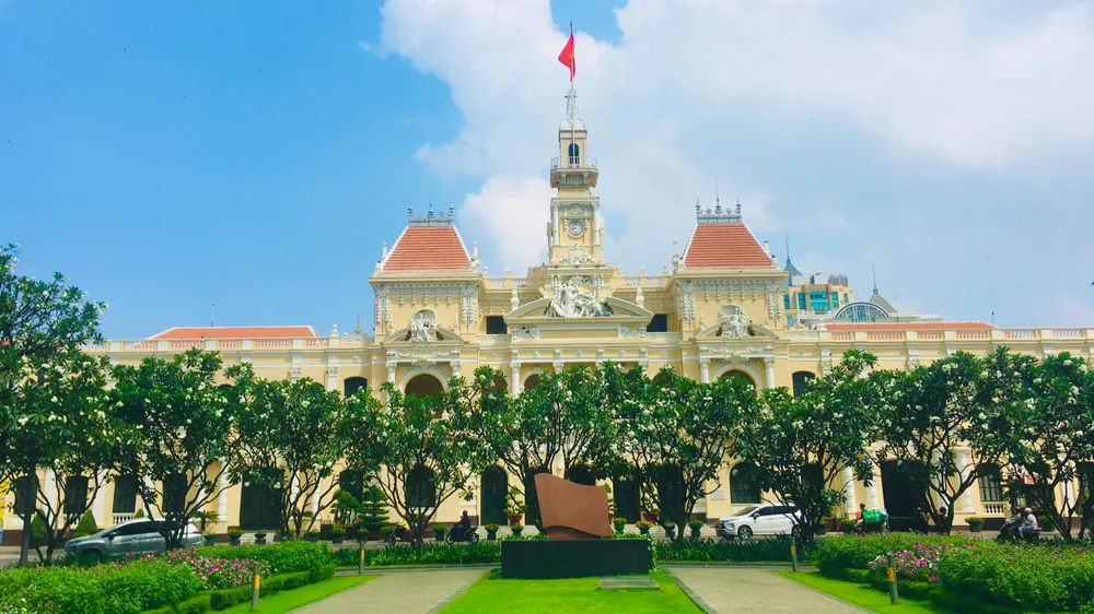 Trụ sở HĐND và UBND TPHCM nhìn từ Công viên Tượng đài Chủ tịch Hồ Chí Minh