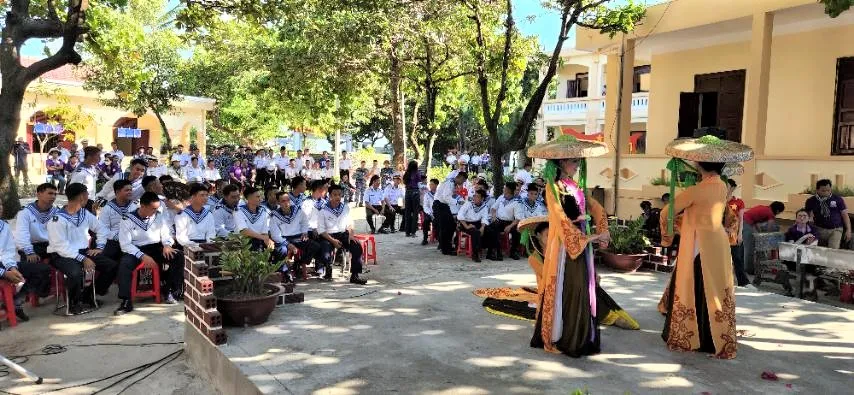 Biểu diễn văn nghệ phục vụ các chiến sĩ hải đảo
