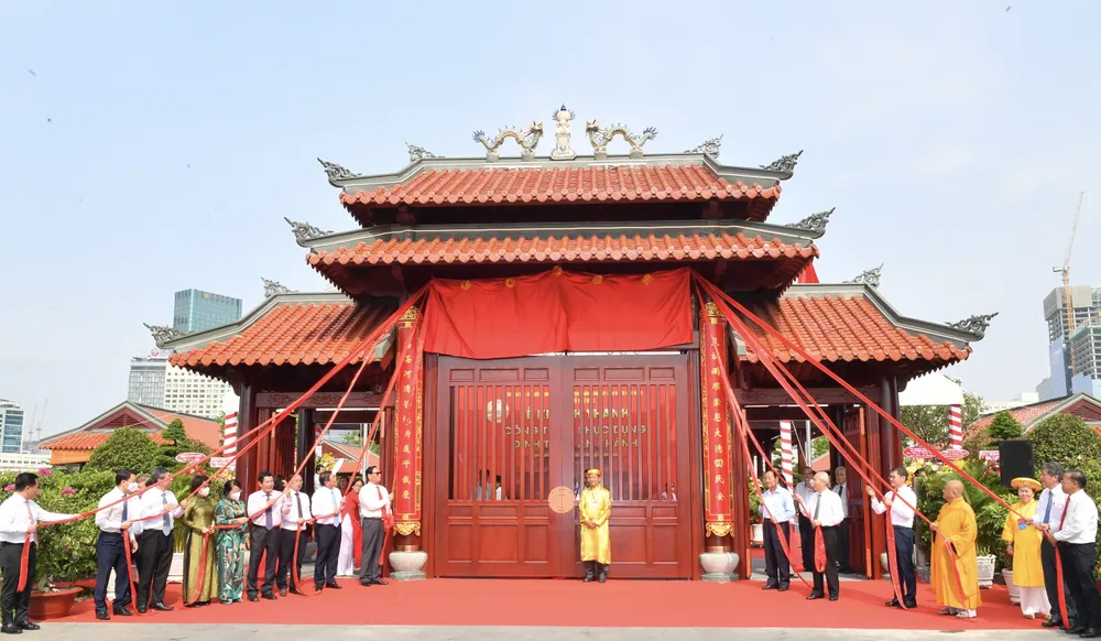 Nghi thức khai môn đình thần An Khánh. Ảnh: VIỆT DŨNG