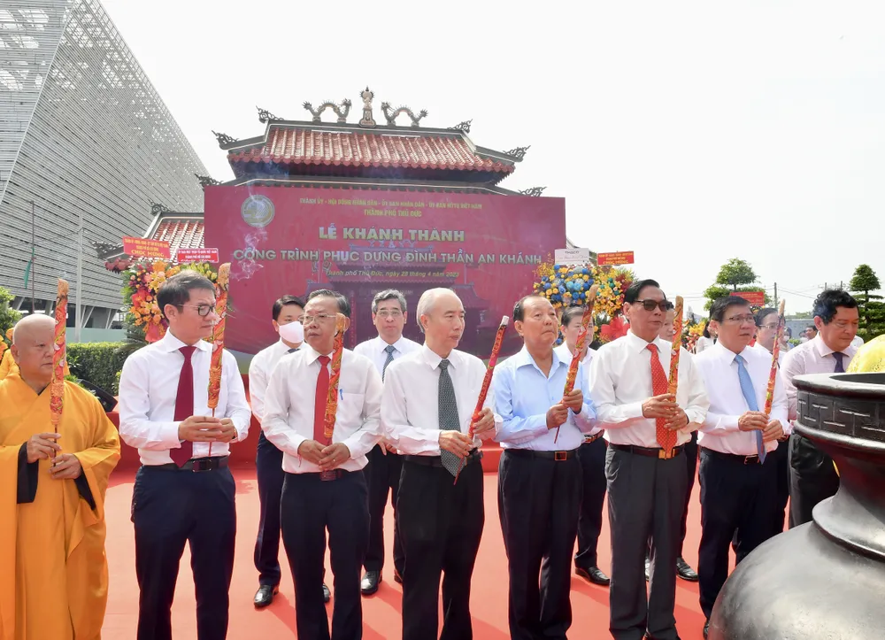 Các đại biểu dâng hương tại đình thần An Khánh. Ảnh: VIỆT DŨNG