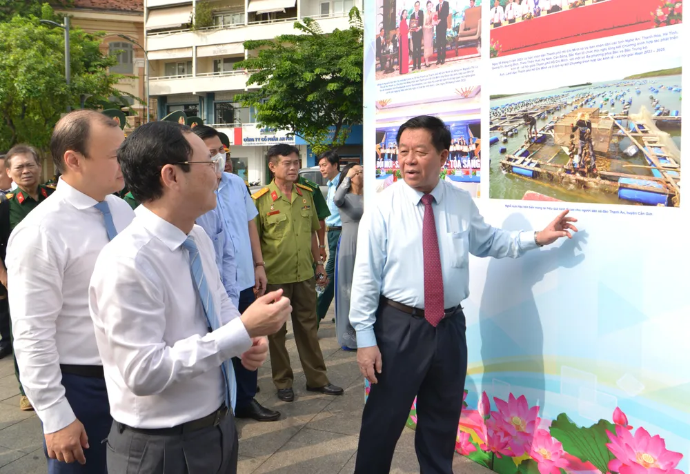 Các đại biểu tham quan triển lãm. Ảnh: CAO THĂNG