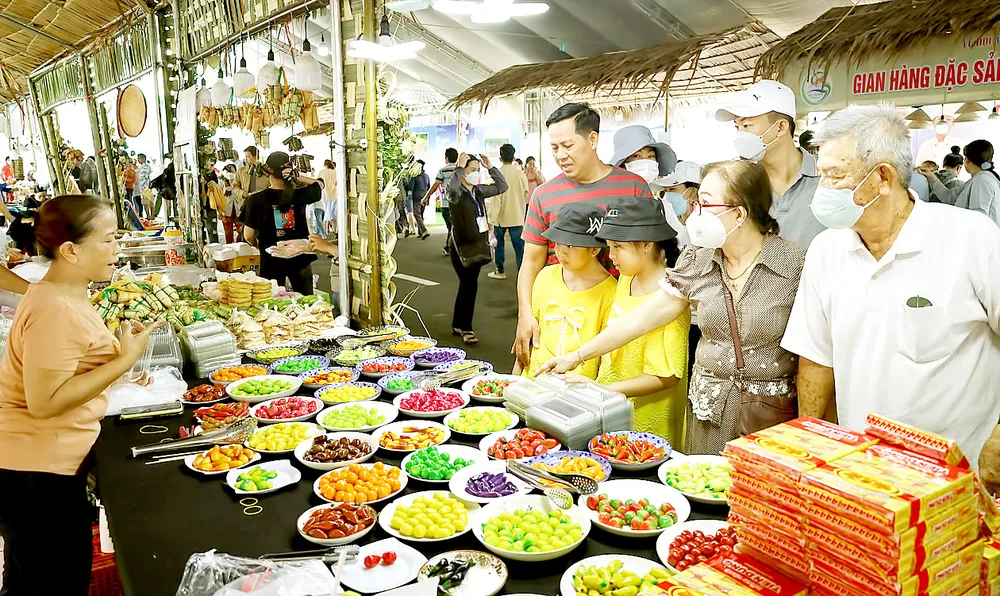 Đông đảo người dân và du khách thưởng thức món ăn tại lễ hội Bánh dân gian Nam bộ. Ảnh: TUẤN QUANG Đông đảo người dân và du khách thưởng thức món ăn tại lễ hội Bánh dân gian Nam bộ. Ảnh: TUẤN QUANG