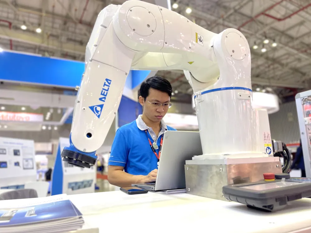 Trình diễn robot công nghiệp tại Triển lãm quốc tế về máy móc, thiết bị, công nghệ và sản phẩm công nghiệp. Ảnh: HOÀNG HÙNG