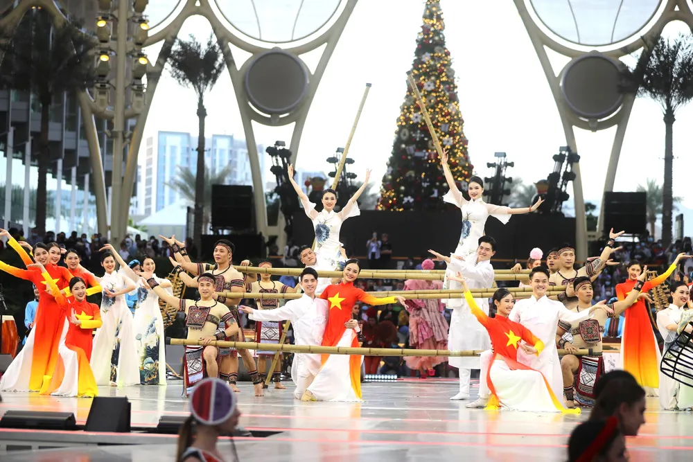Biểu diễn nghệ thuật truyền thống tại chương trình nghệ thuật Dòng chảy bất tận trong khuôn khổ Ngày Quốc gia Việt Nam tại EXPO 2020 Dubai. Ảnh: NAM NGUYỄN
