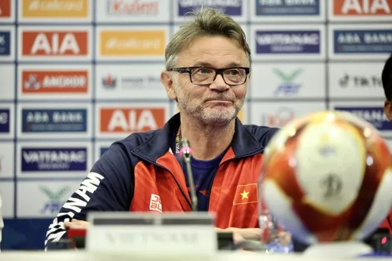HLV Philippe Troussier cùng các tuyển thủ U22 Việt Nam đã sẵn sàng cho SEA Games 32. ẢNH: DŨNG PHƯƠNG