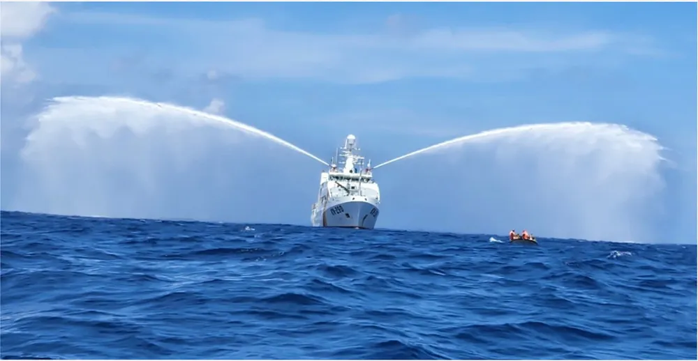 Tàu Kiểm ngư KN290 khoe “đôi cánh” đẹp