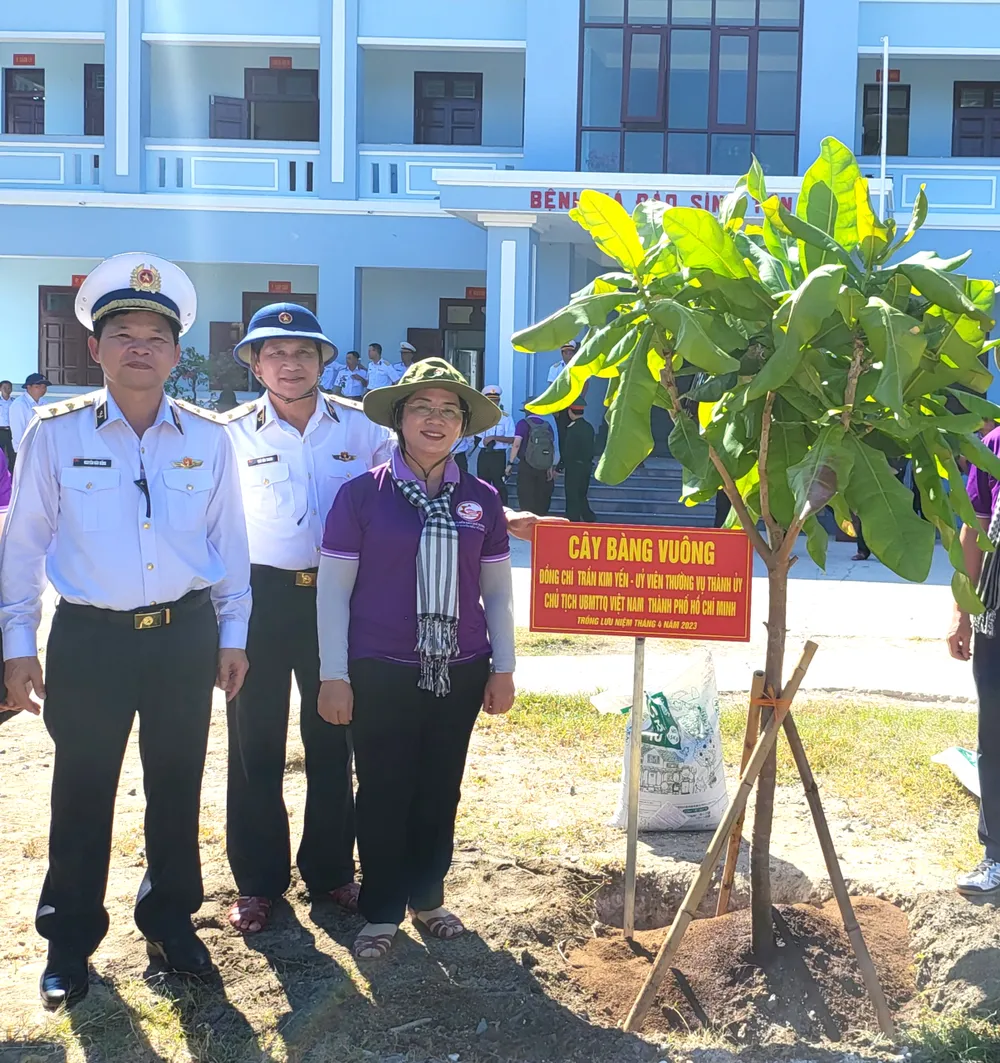 Trung tướng Nguyễn Văn Bổng, Chính ủy Quân chủng Hải quân và đồng chí Trần Kim Yến, Chủ tịch Ủy ban MTTQ Việt Nam TPHCM trồng cây bàng vuông trên đảo Sinh Tồn