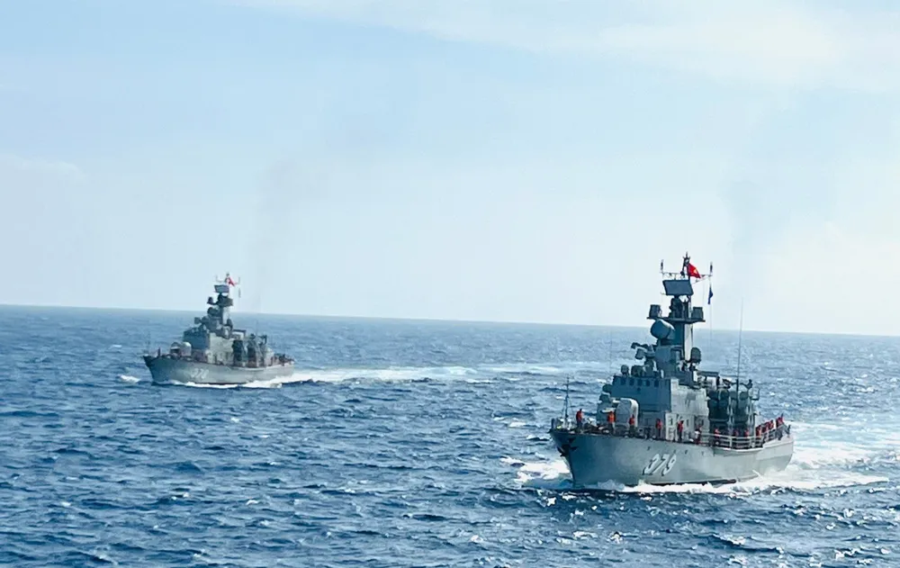 Hai tàu tấn công nhanh biệt danh Tia chớp, tuần tra bảo vệ bình yên vùng biển đảo Trường Sa của Tổ quốc. Tàu thuộc lớp 12418 Molniya, có 16 tên lửa, tầm bắn 130km, do Tổng công ty Ba Son (Tổng cục Công nghiệp quốc phòng) đóng