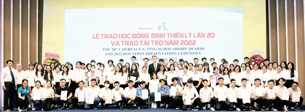 Lễ trao học bổng Đinh Thiện Lý lần thứ 20 và trao tài trợ năm 2022 do Công ty Phú Mỹ Hưng và Quỹ Đinh Thiện Lý tổ chức