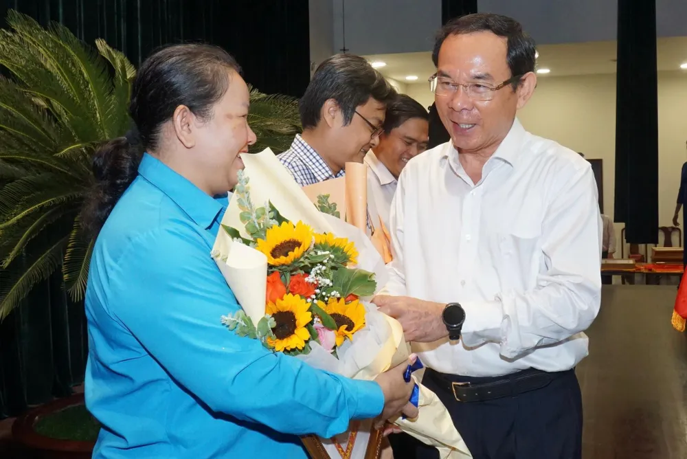 Bí thư Thành ủy TPHCM Nguyễn Văn Nên trao bằng khen cho tập thể, cá nhân có thành tích xuất sắc trong thực hiện Nghị quyết 11 và Chương trình hành động 31. Ảnh: HOÀNG HÙNG