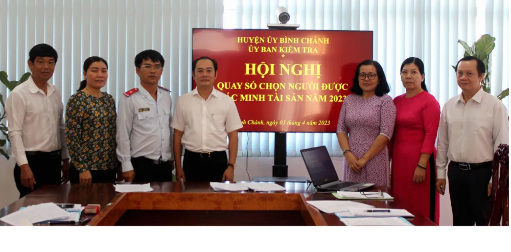 Huyện Bình Chánh tổ chức bốc thăm, quay số ngẫu nhiên chọn cán bộ xác minh tài sản, thu nhập. Ảnh: VĂN MINH