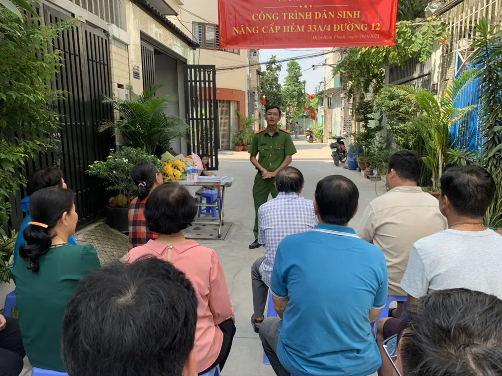 Thượng úy Trần Đình Trọng tuyên truyền pháp luật tới người dân trên địa bàn Thượng úy Trần Đình Trọng tuyên truyền pháp luật tới người dân trên địa bàn