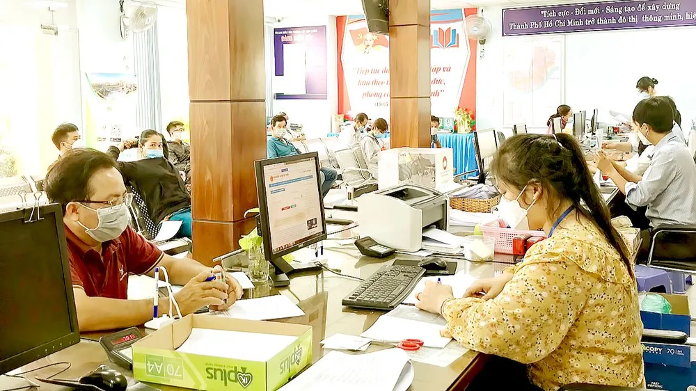 Công chức phường Hiệp Bình Chánh, TP Thủ Đức (TPHCM) tiếp nhận giải quyết hồ sơ cho người dân. Ảnh: NGÔ BÌNH
