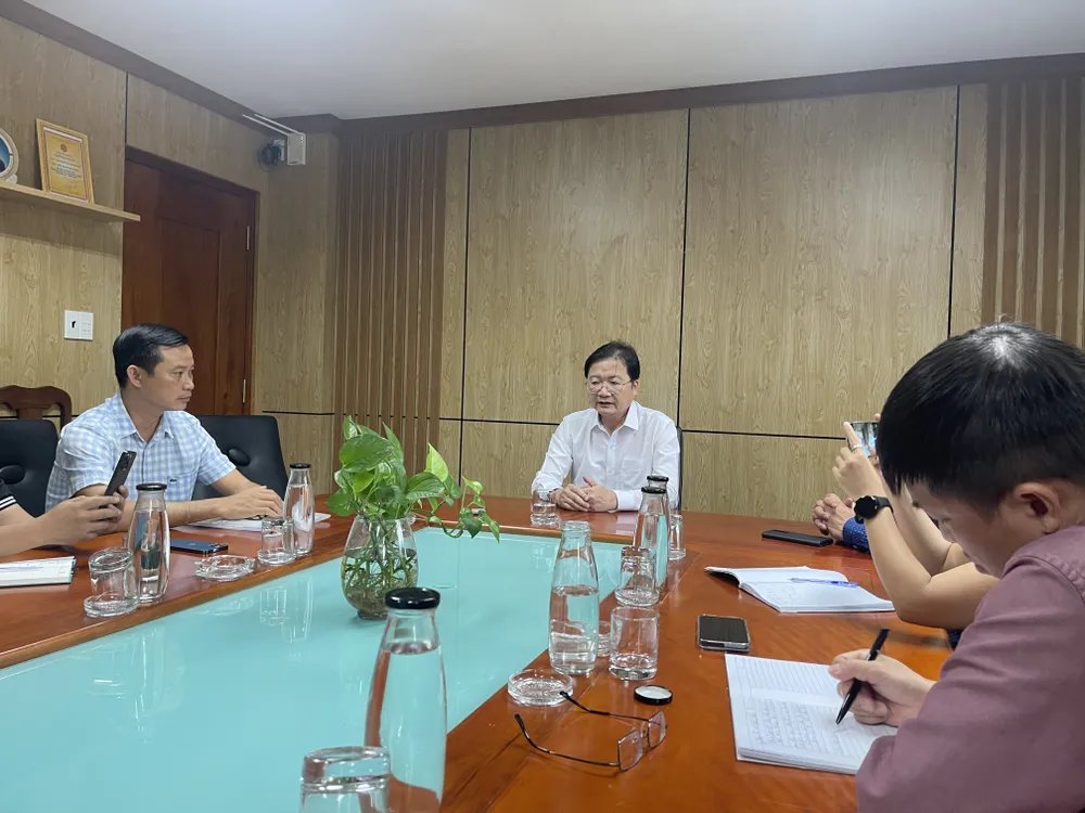 Giám đốc Sở NN-PTNT tỉnh Đắk Lắk Nguyễn Hoài Dương trao đổi với báo chí